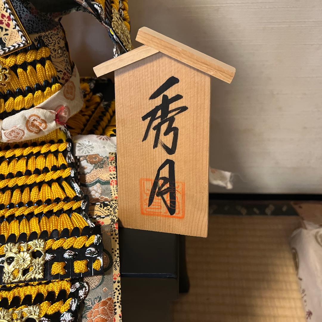 五月人形 金色と黒色 伝統的デザイン