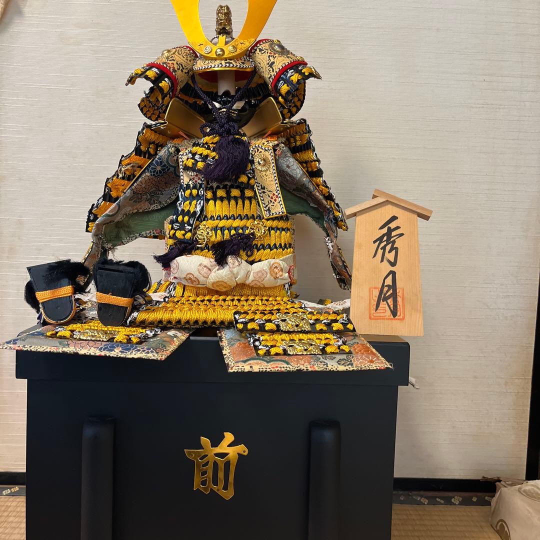 五月人形 金色と黒色 伝統的デザイン