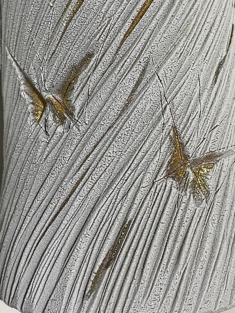 加藤釥　白地金彩蝶文花入