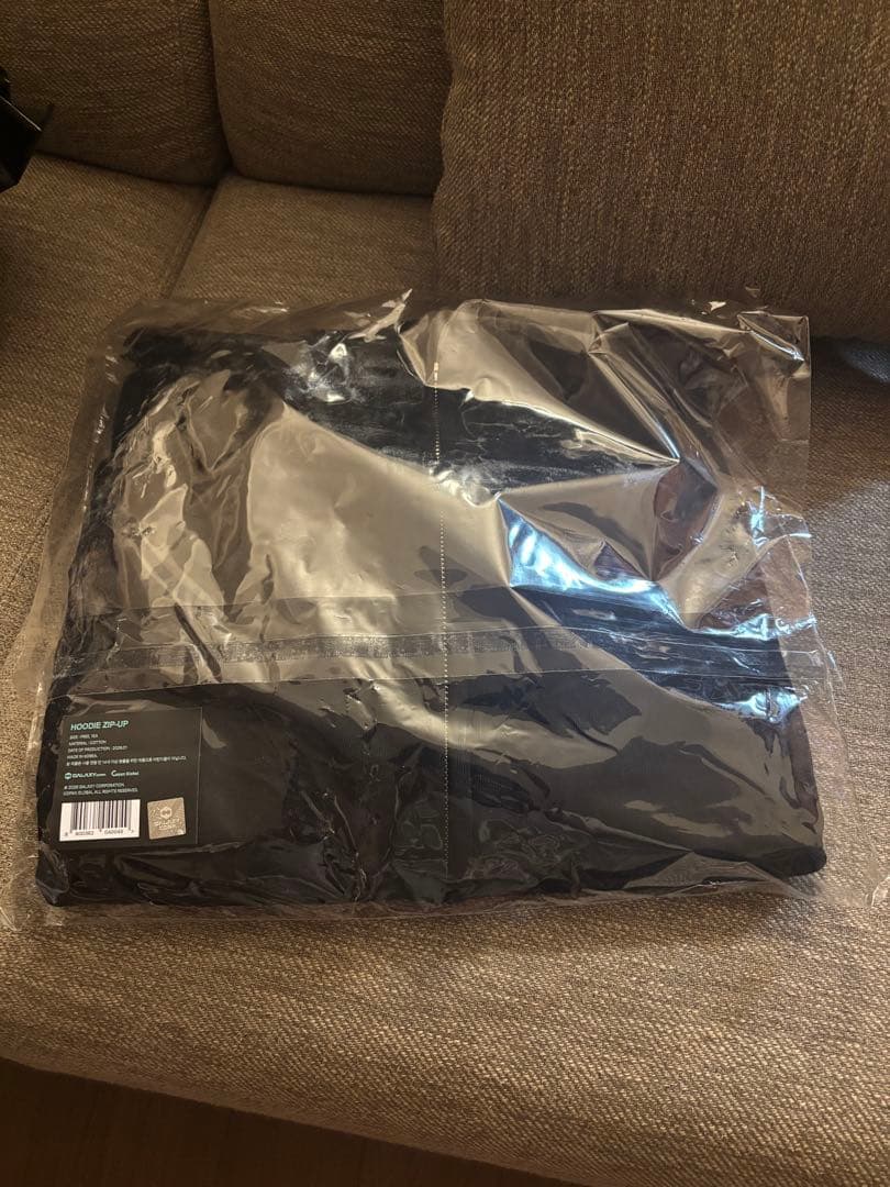 格安！未開封フーディー ZIP-UP ブラック　GD FAM 特典缶バッジ付き