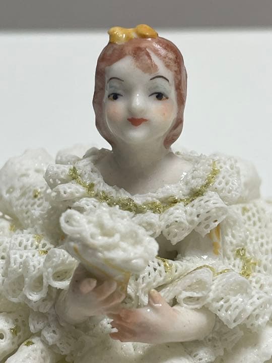 アイリッシュドレスデンの花を持つレースドール　Grace（白い花束の少女）