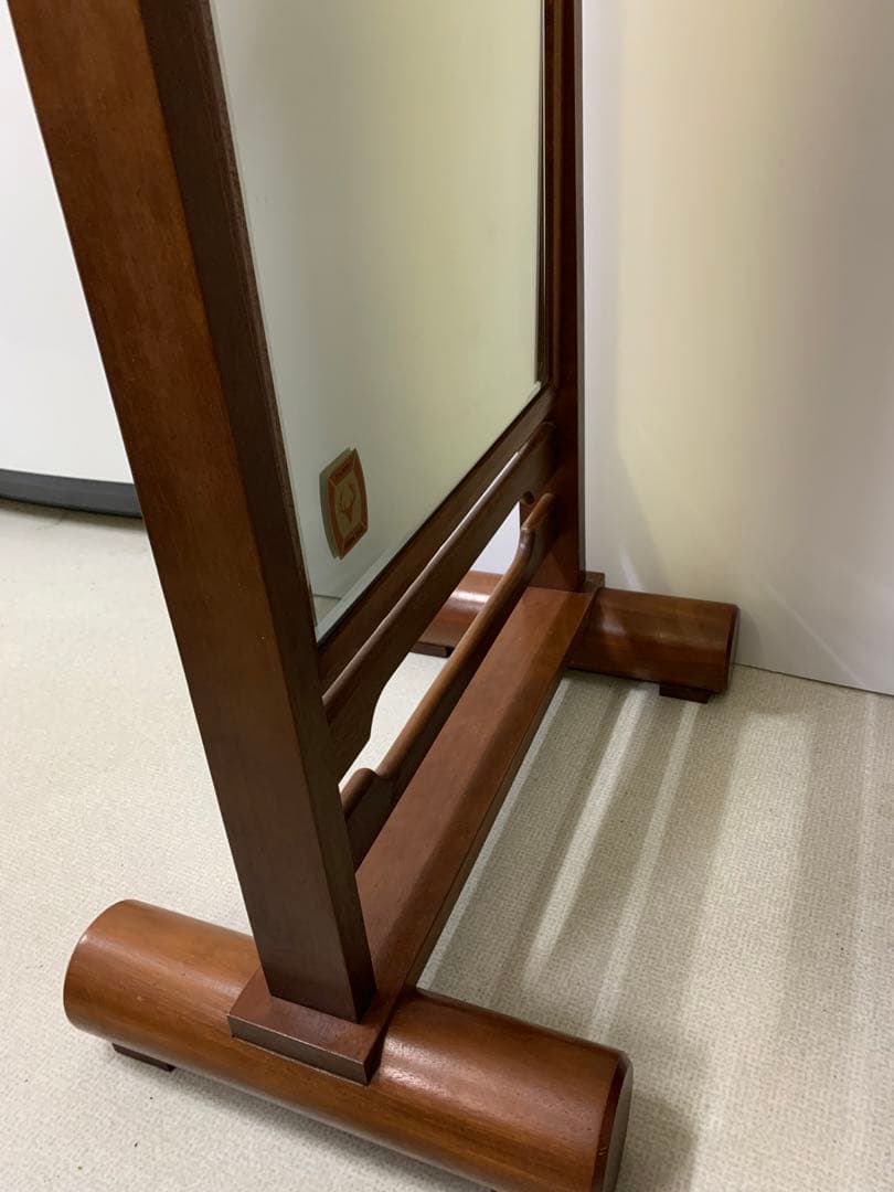 大塚家具工業の木製スタンドミラー ロゴマーク付き