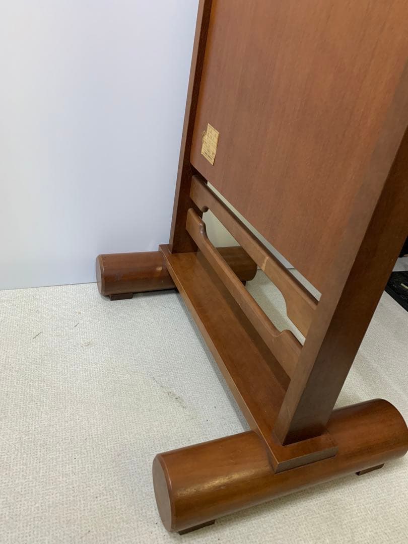 大塚家具工業の木製スタンドミラー ロゴマーク付き