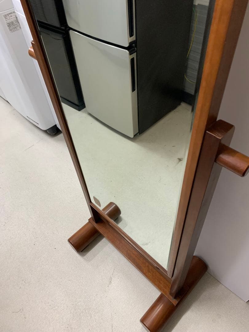 大塚家具工業の木製スタンドミラー ロゴマーク付き