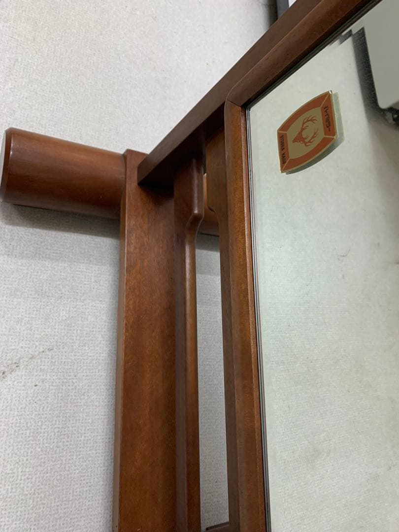 大塚家具工業の木製スタンドミラー ロゴマーク付き