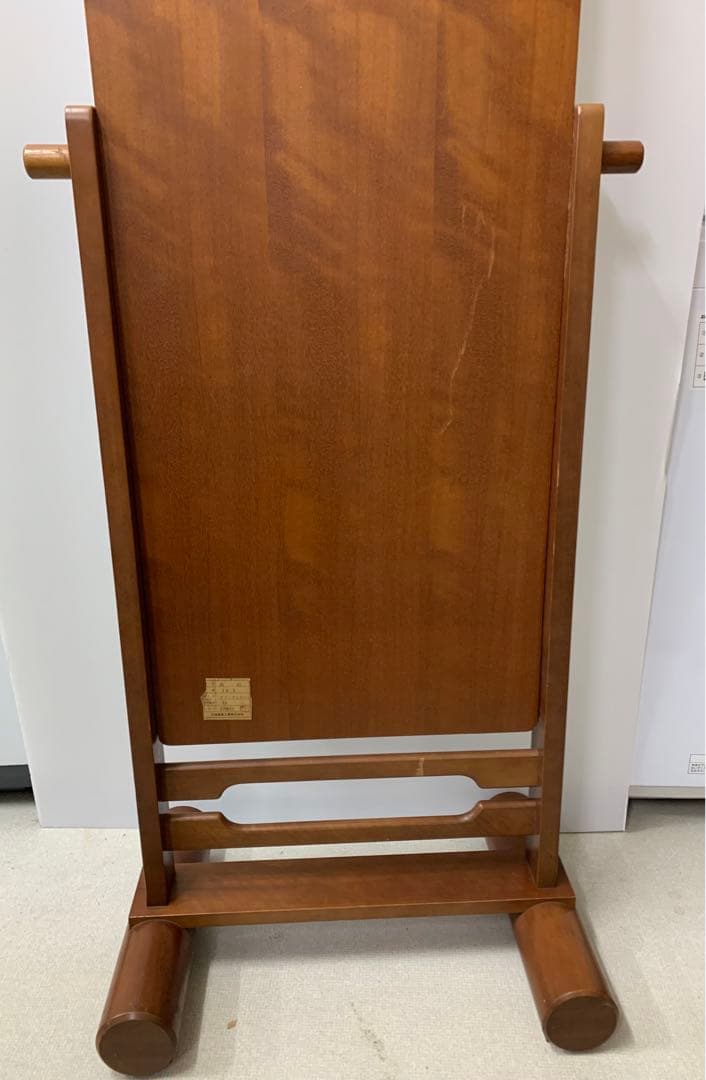 大塚家具工業の木製スタンドミラー ロゴマーク付き