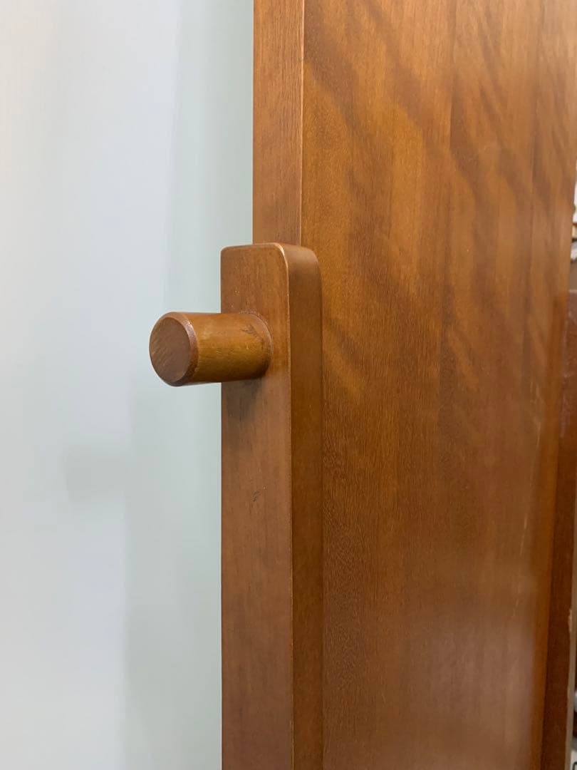 大塚家具工業の木製スタンドミラー ロゴマーク付き