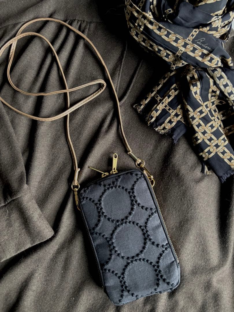 再入荷❗️【スマホショルダー】ミナペルホネン タンバリン チャコール×ブラック