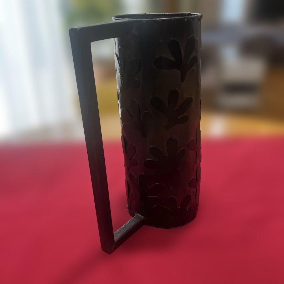 フローラルカットアウト金属花瓶