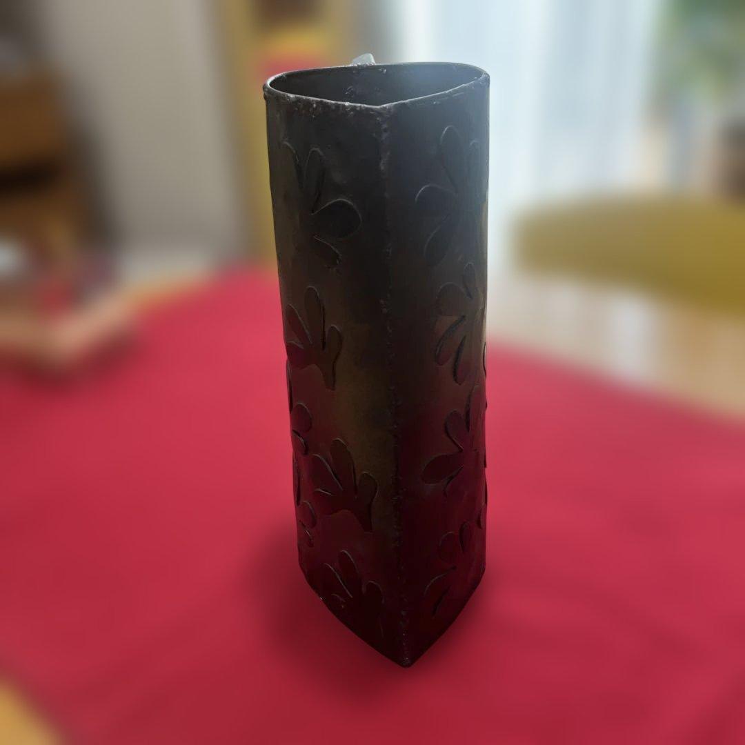フローラルカットアウト金属花瓶