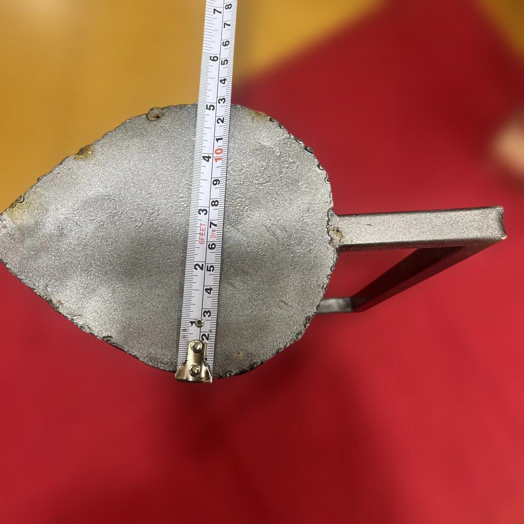 フローラルカットアウト金属花瓶