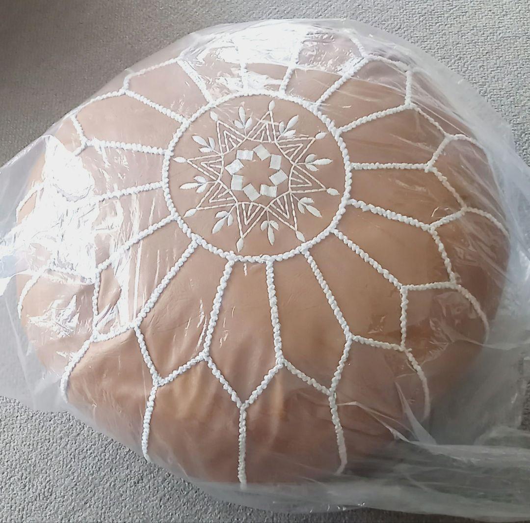 新品未使用　刺繍入りブラウン円形クッション　オットマン