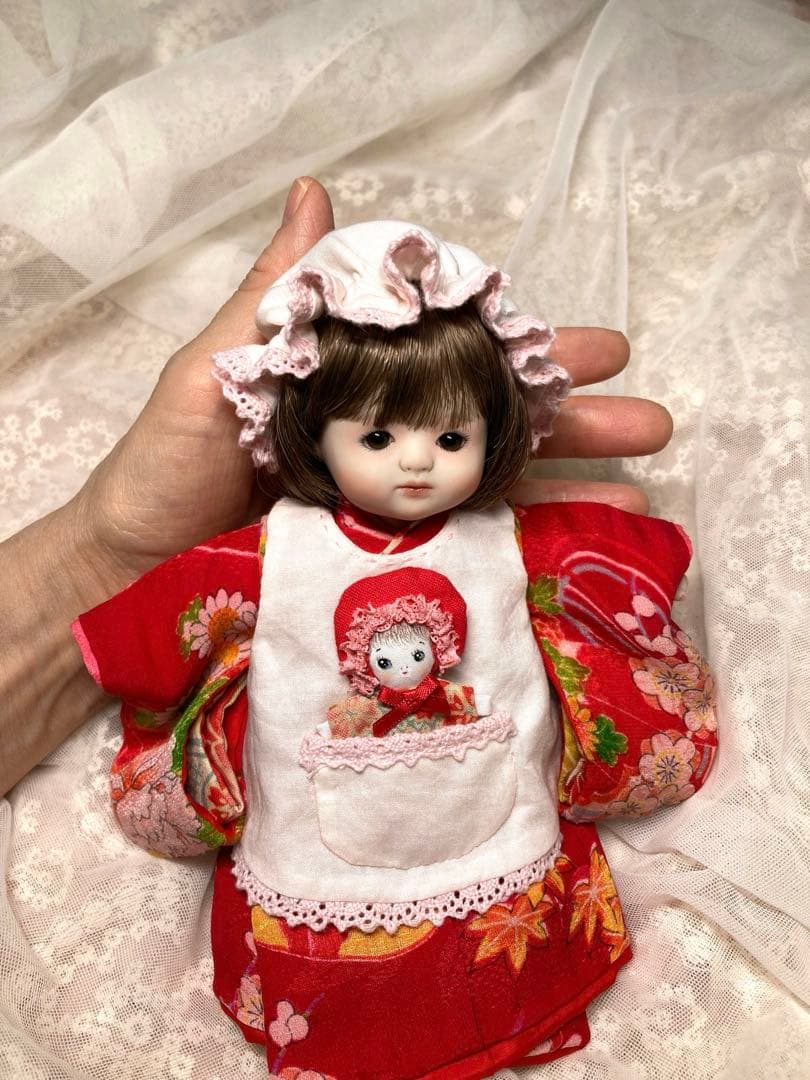 小さな市松人形と文化人形　エプロンとお帽子付き