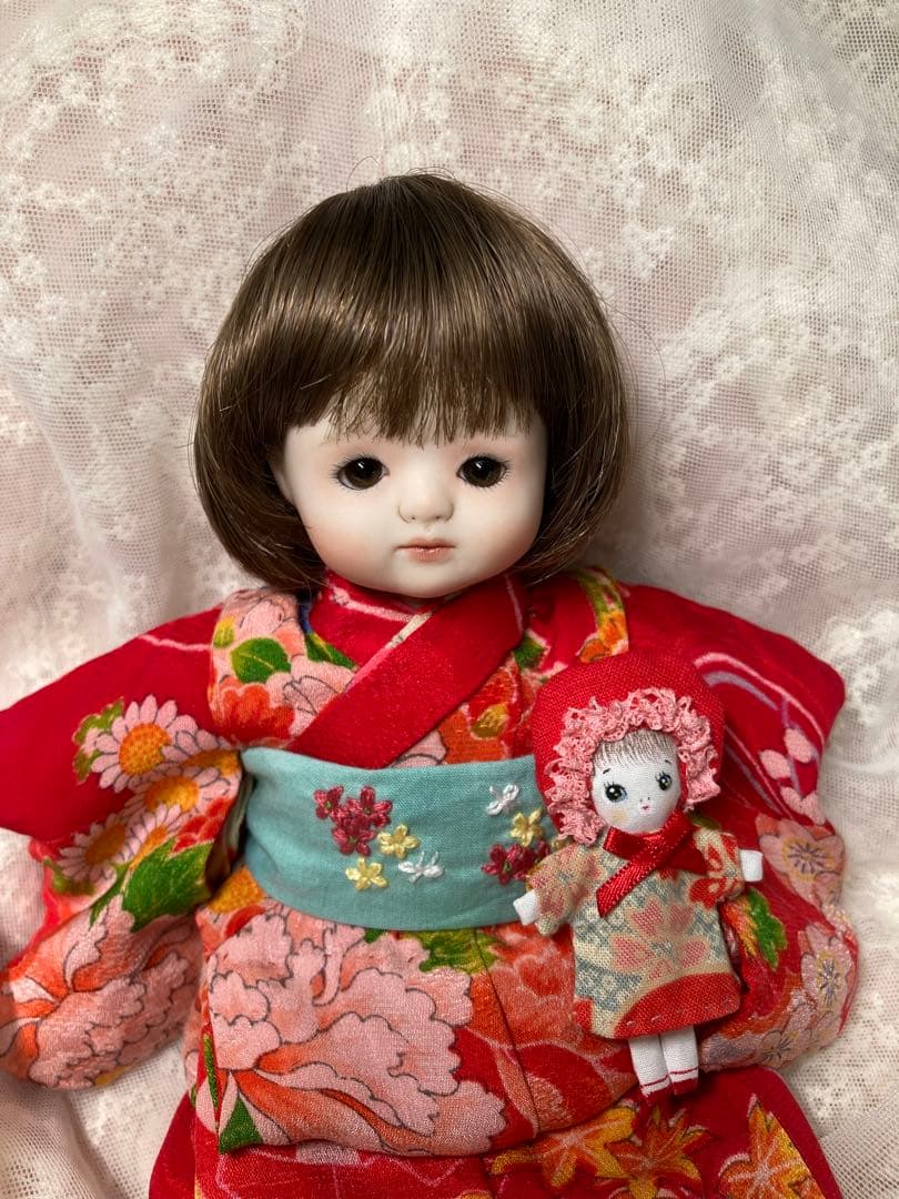 小さな市松人形と文化人形　エプロンとお帽子付き