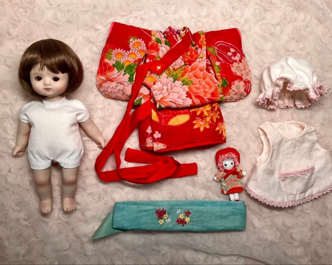 小さな市松人形と文化人形　エプロンとお帽子付き