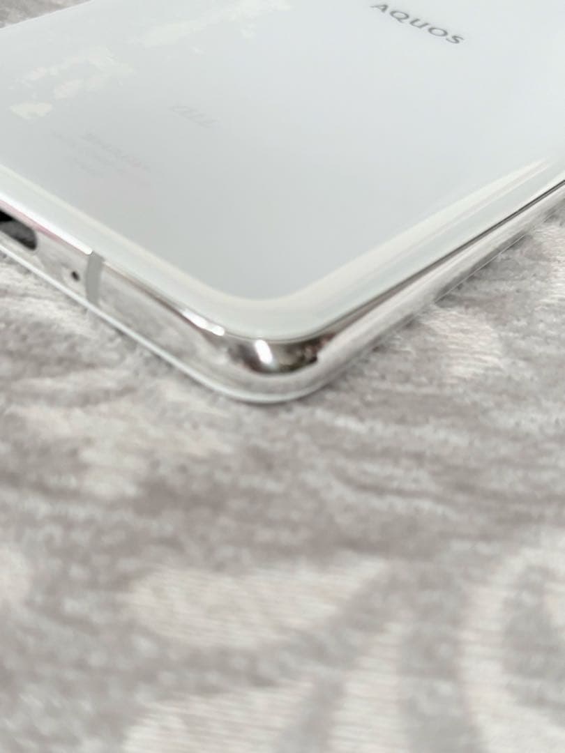 AQUOS SHV42 スマートフォン 本体　ホワイト