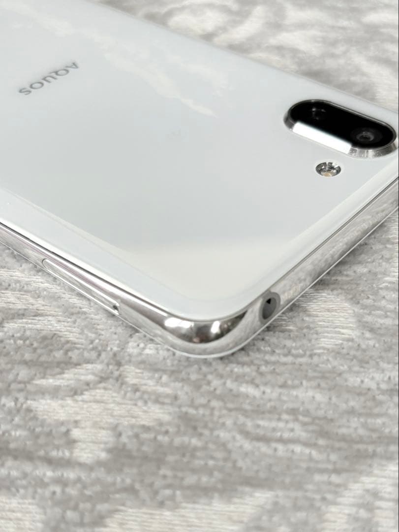 AQUOS SHV42 スマートフォン 本体　ホワイト