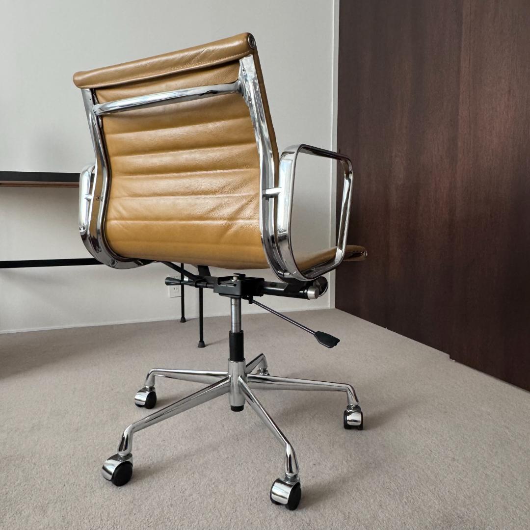 イームズ　アルミナムグループマネジメントチェア　ブラウン