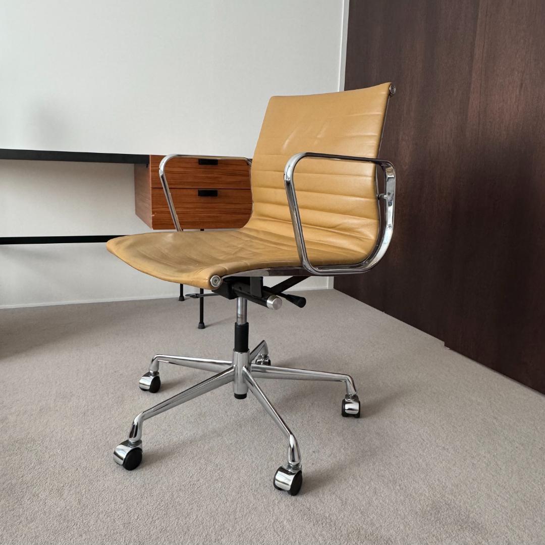 イームズ　アルミナムグループマネジメントチェア　ブラウン