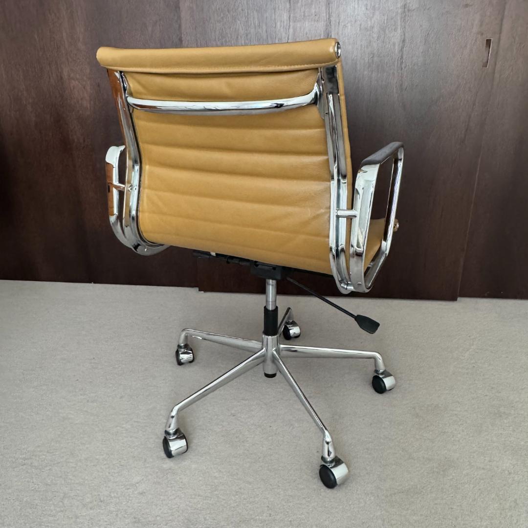 イームズ　アルミナムグループマネジメントチェア　ブラウン