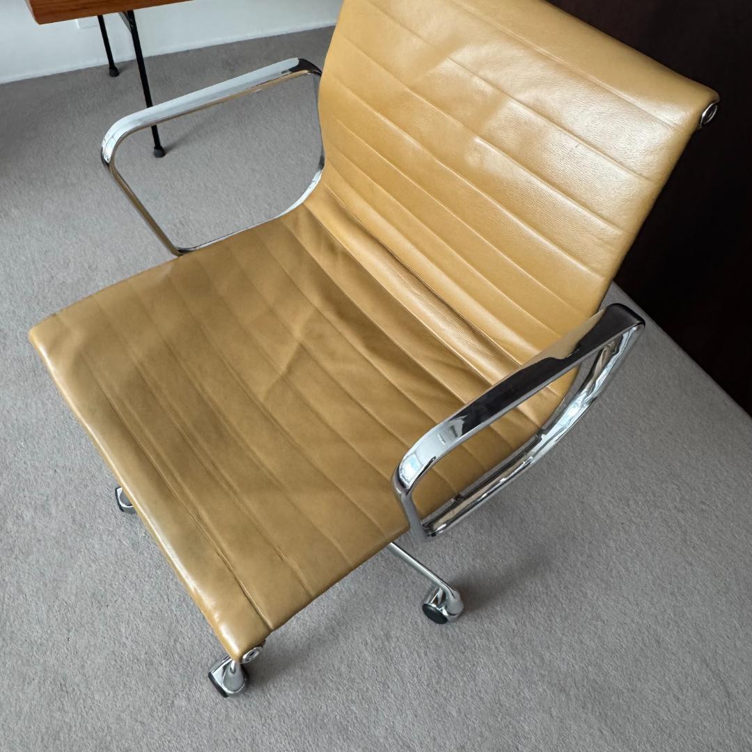 イームズ　アルミナムグループマネジメントチェア　ブラウン
