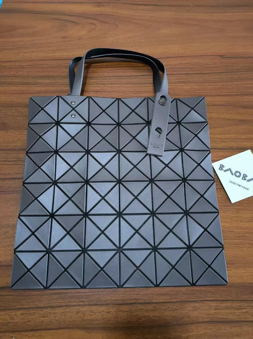 ISSEY MIYAKE BAOBAO シルバーグレー 6×6 ハンドバッグ