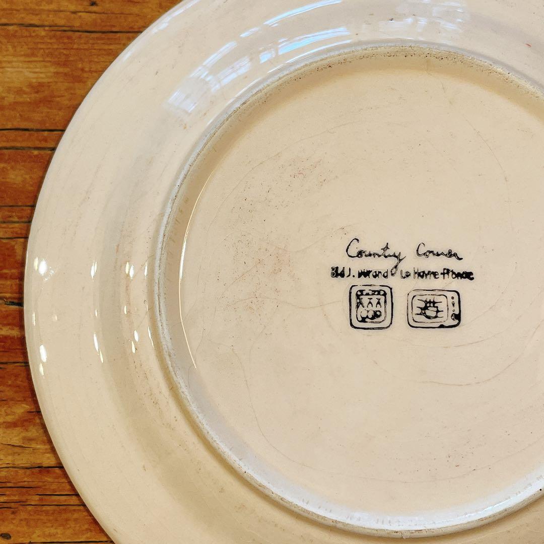 C 素朴な水彩画のようなデザートプレート