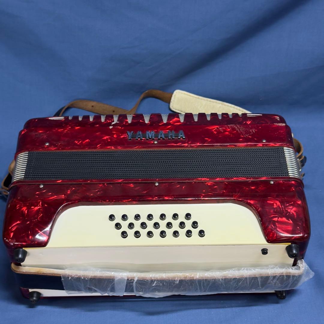 YAMAHA アコーディオン 赤 32鍵 ストラップ、ソフトケース付き