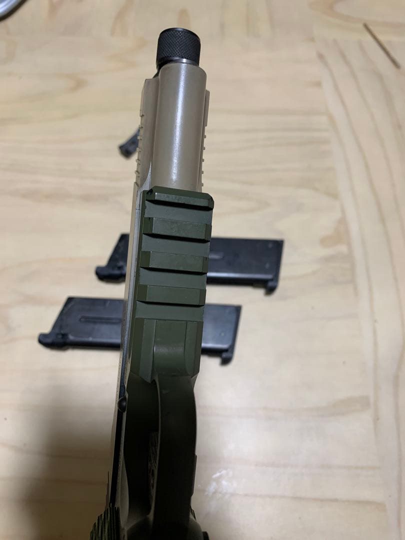 東京マルイ　M45A1　TANカラー　ガスブローバック　外装カスタムマガジン2個