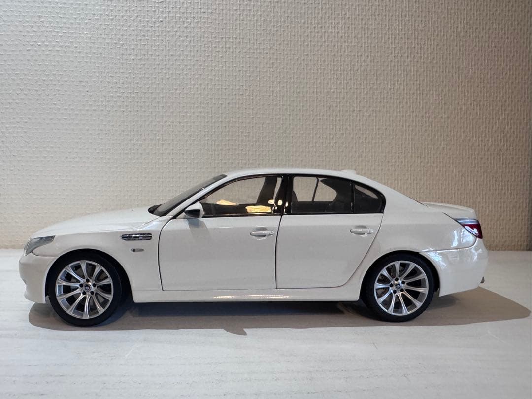 ミニカー KYOSHO  M5 Sedan 1:18