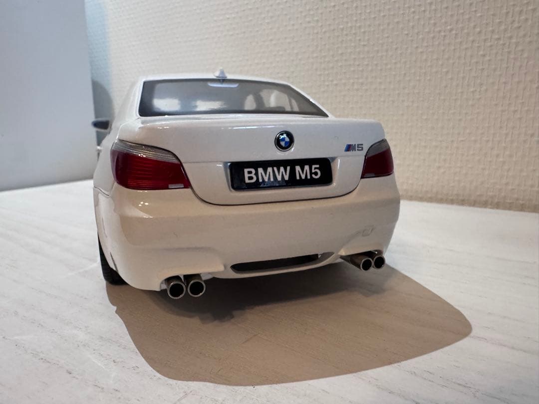 ミニカー KYOSHO  M5 Sedan 1:18