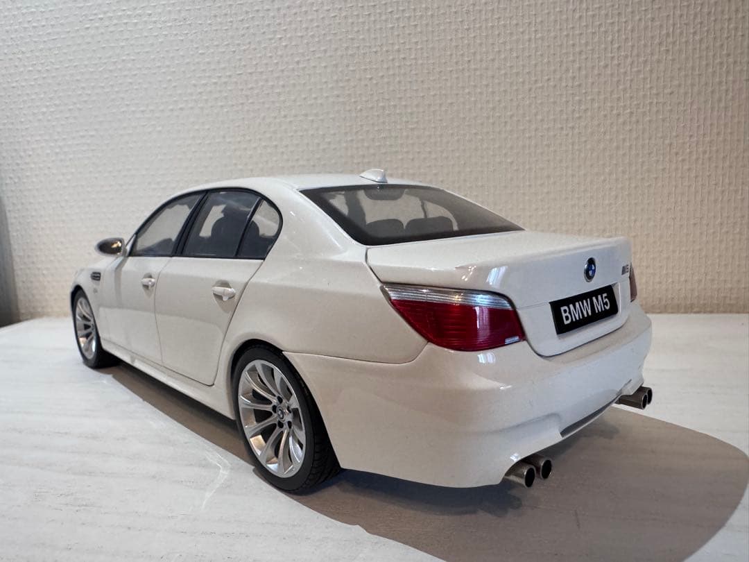 ミニカー KYOSHO  M5 Sedan 1:18