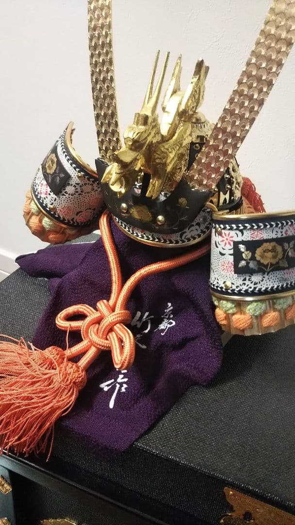 お値引きしました‼️  本物の水晶付き兜飾り (竹麿呂作 15号兜)