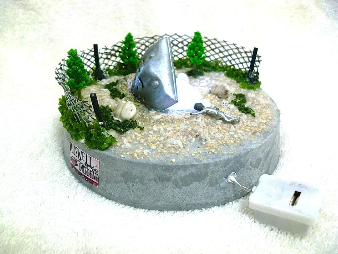 ロズウェル事件エイリアンフィギュアUFO墜落現場の石