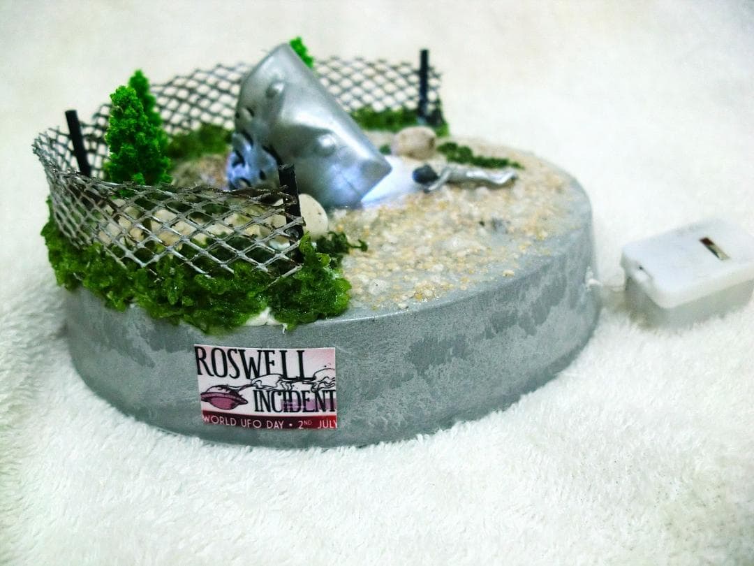 ロズウェル事件エイリアンフィギュアUFO墜落現場の石