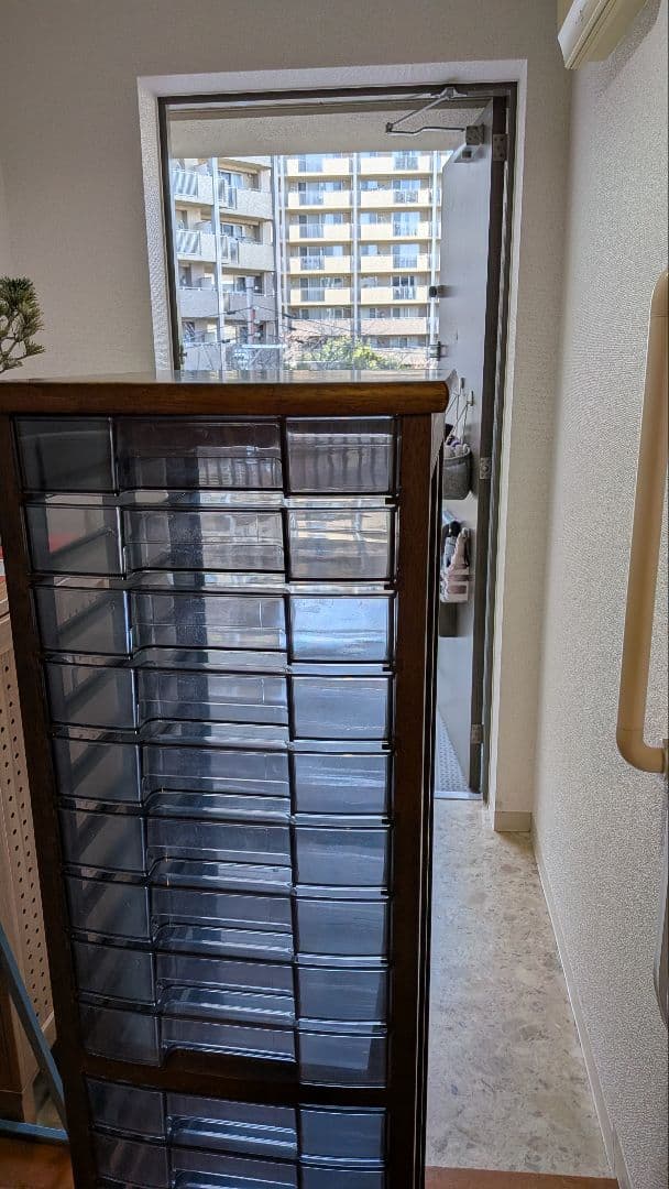 希少　美品　木製フレーム、18段引き出しの収納キャビネット