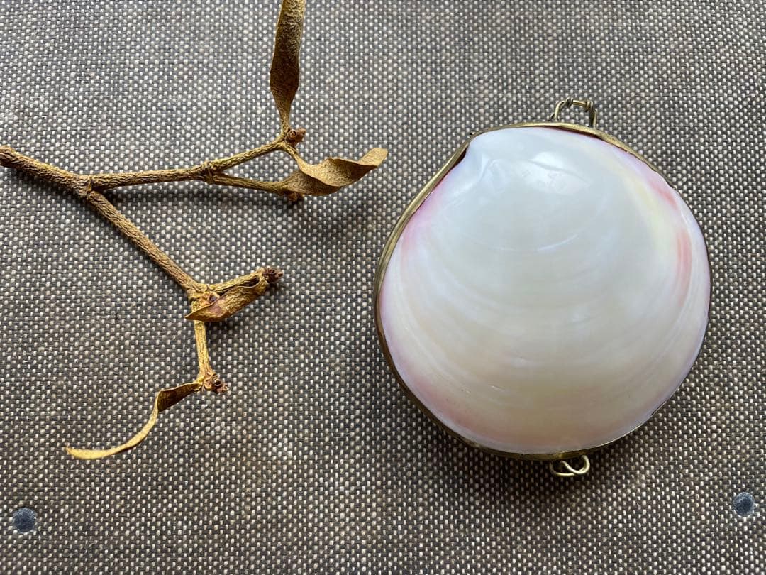 ビンテージ　天然貝と真鍮の小物入れ　ロザリオケース　ピルケース　アミュレット