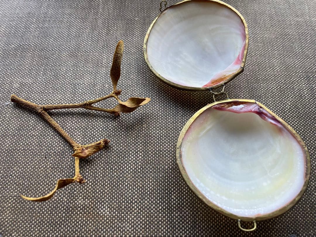 ビンテージ　天然貝と真鍮の小物入れ　ロザリオケース　ピルケース　アミュレット