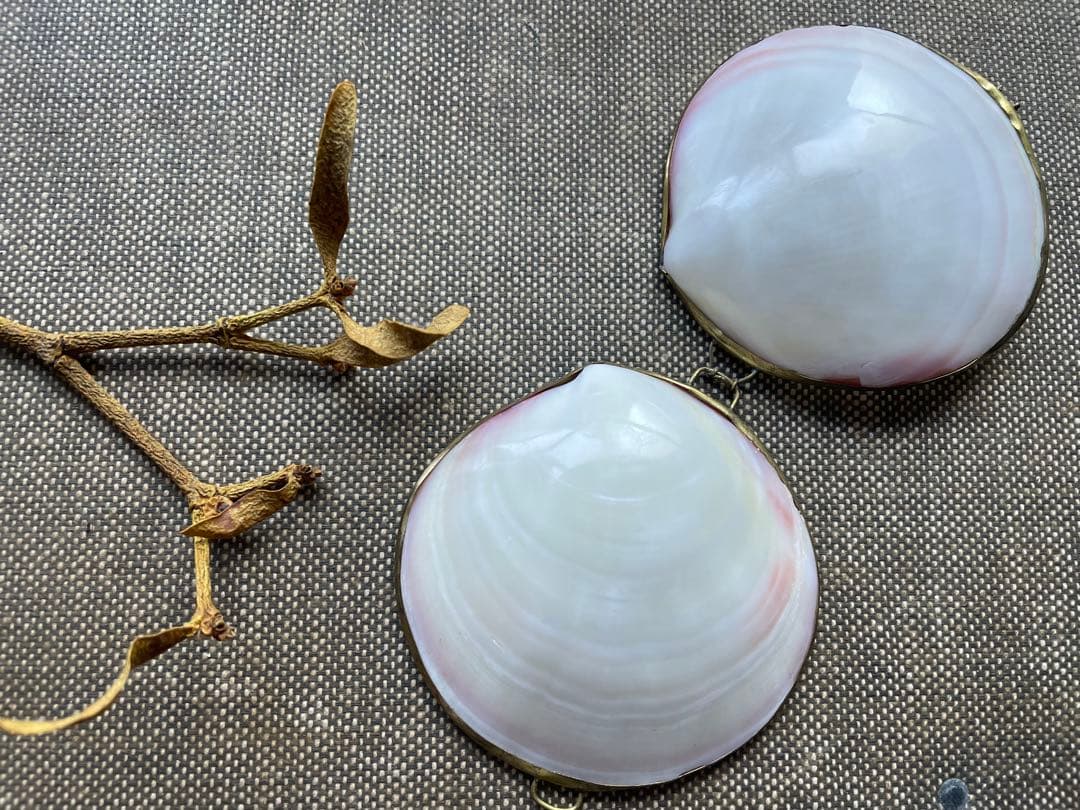 ビンテージ　天然貝と真鍮の小物入れ　ロザリオケース　ピルケース　アミュレット