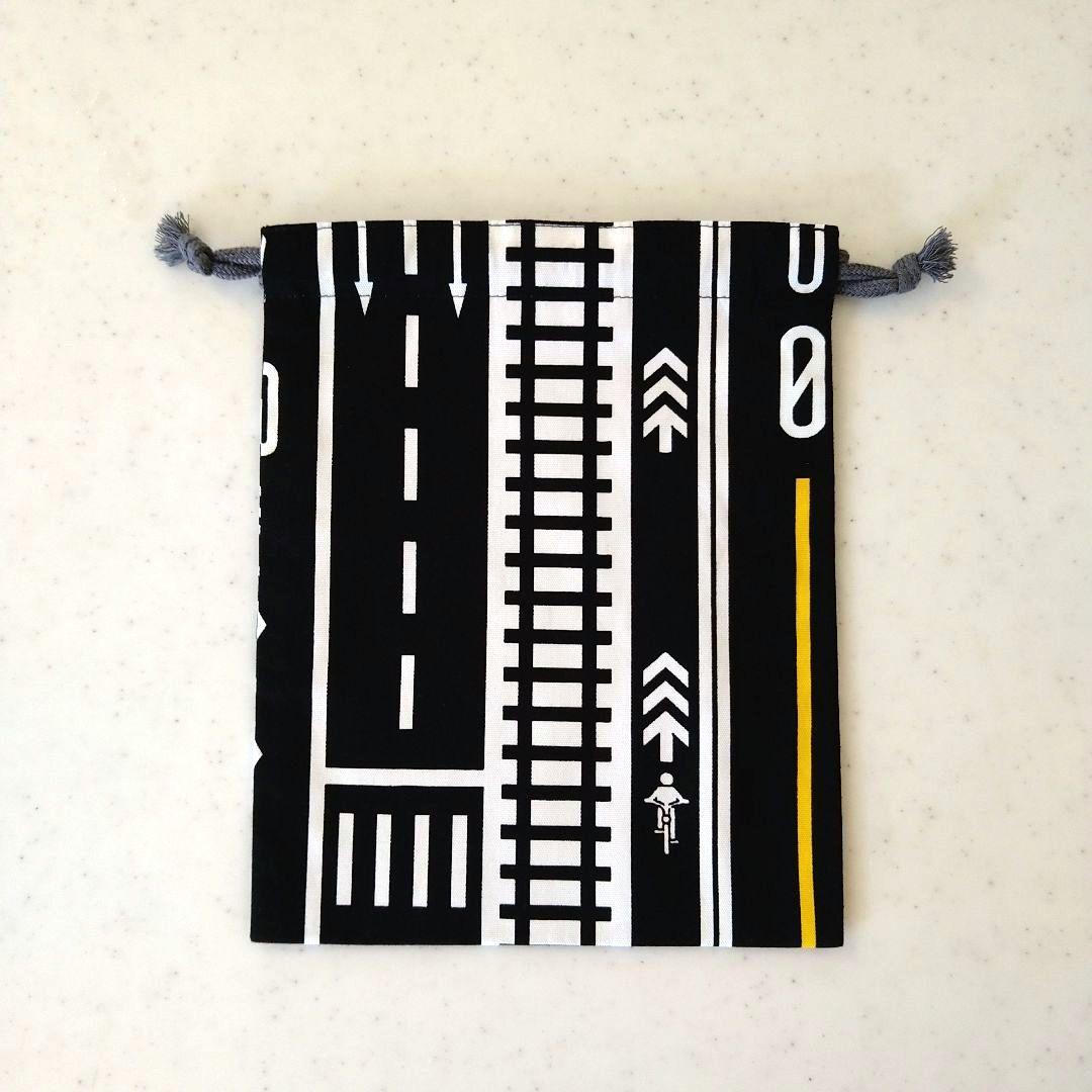 No.2693　巾着袋(裏地付き)　道路・線路柄(黒)　グレー無地