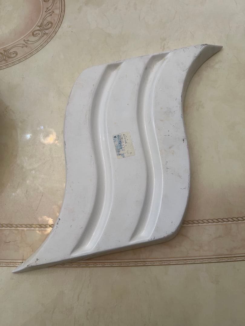 お洒落　皿　波状デザイン 陶器　白　26センチ