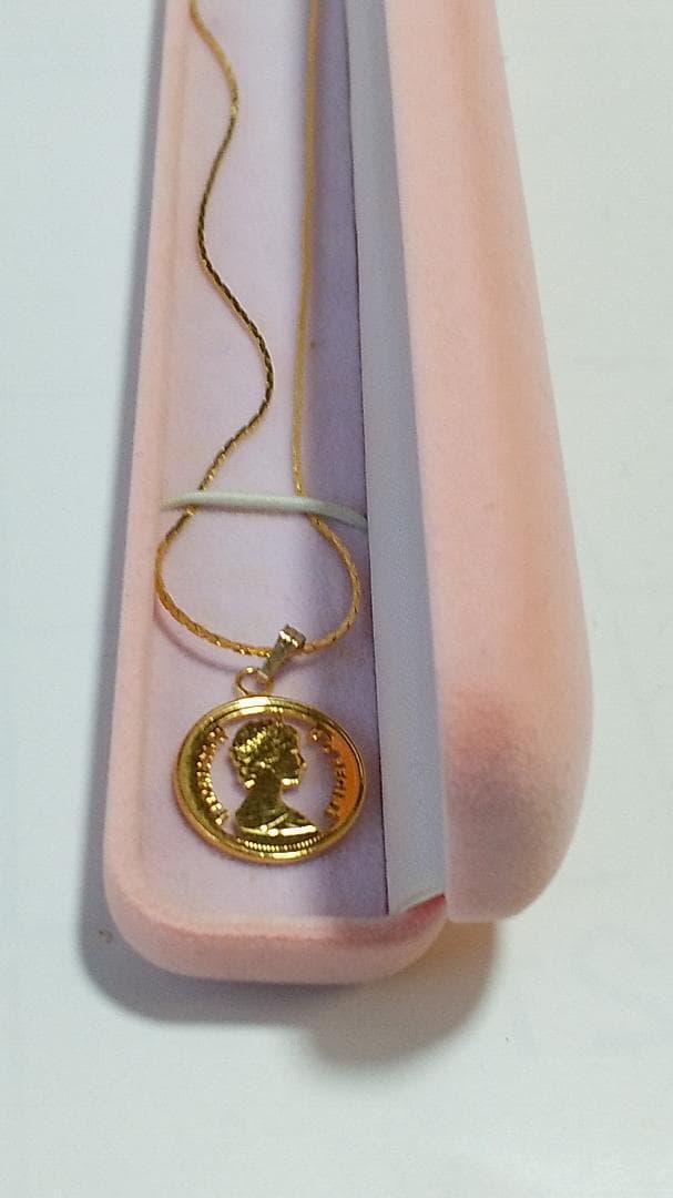 エリザベス2世 カットアウト カナダ  ネックレス 金鍍金仕上 新品