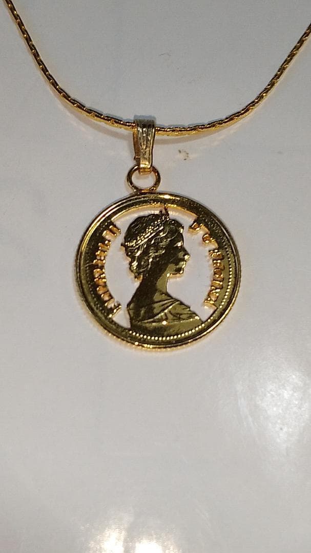 エリザベス2世 カットアウト カナダ  ネックレス 金鍍金仕上 新品