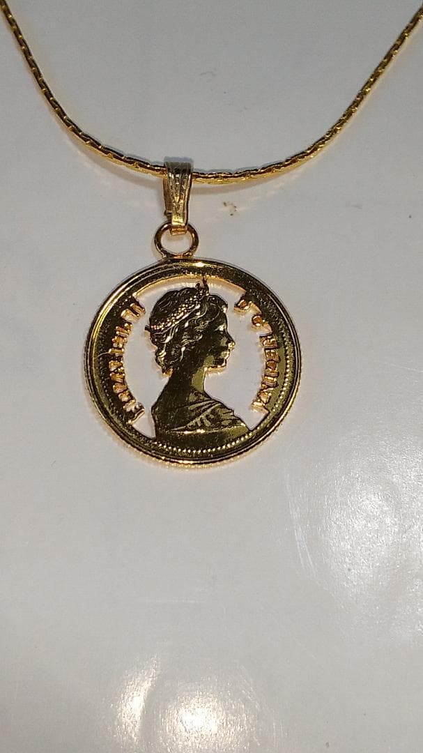 エリザベス2世 カットアウト カナダ  ネックレス 金鍍金仕上 新品