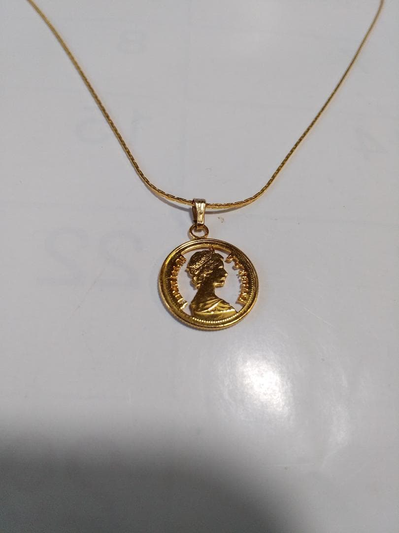 エリザベス2世 カットアウト カナダ  ネックレス 金鍍金仕上 新品