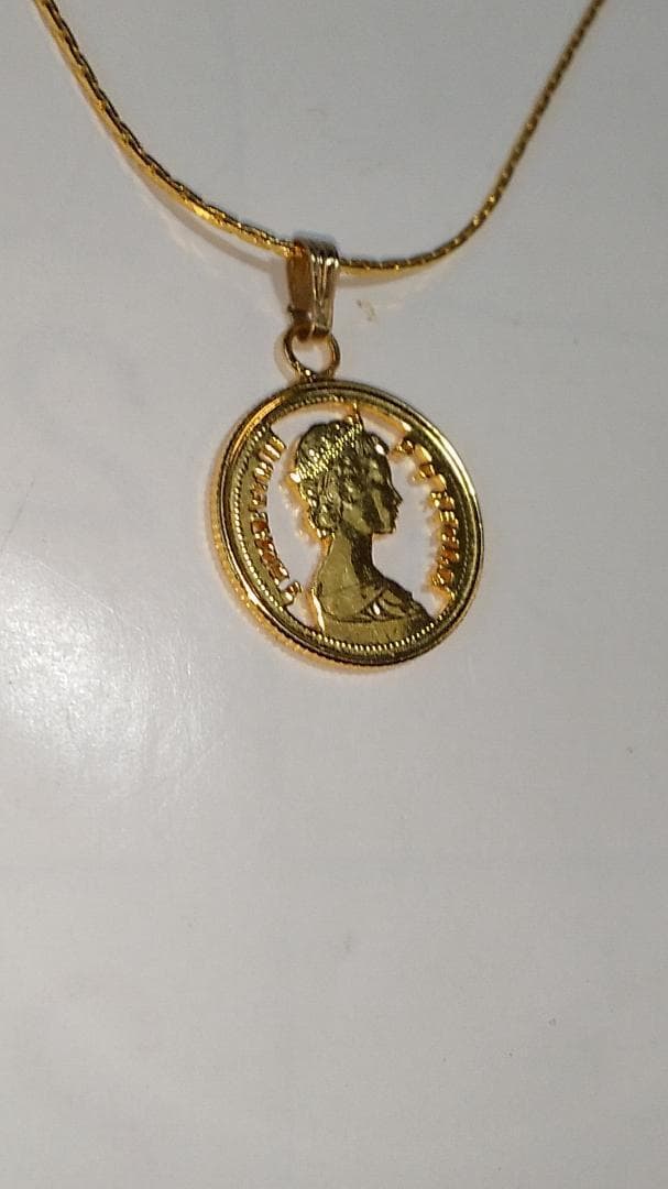 エリザベス2世 カットアウト カナダ  ネックレス 金鍍金仕上 新品