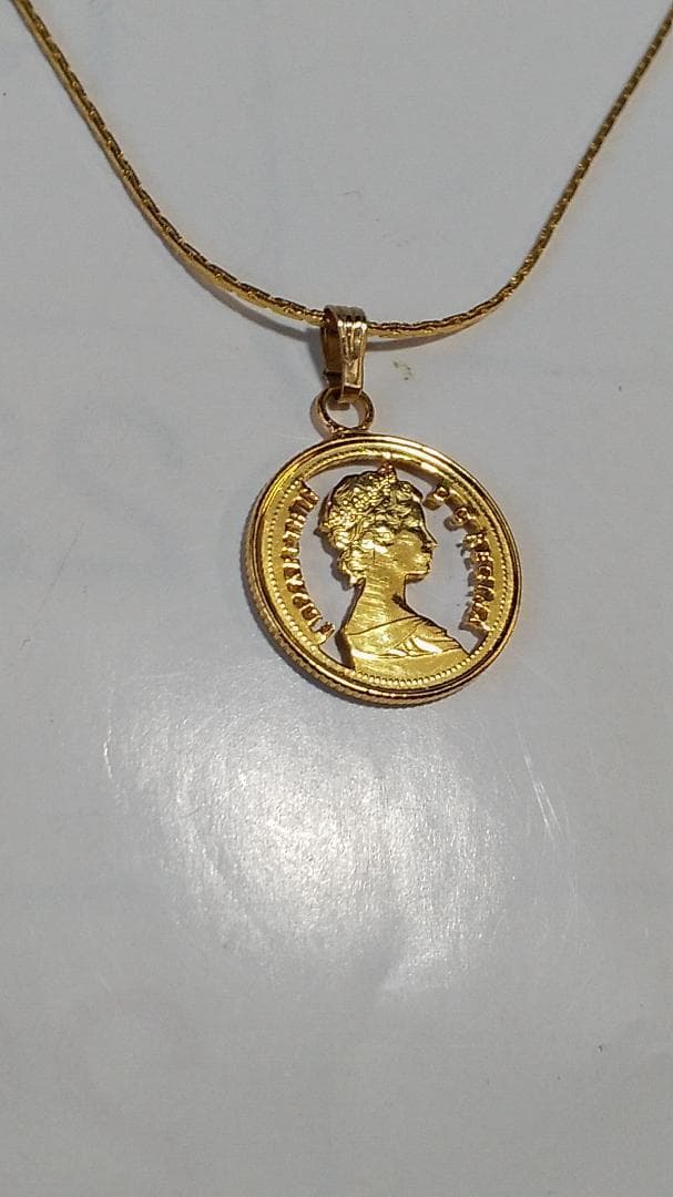 エリザベス2世 カットアウト カナダ  ネックレス 金鍍金仕上 新品