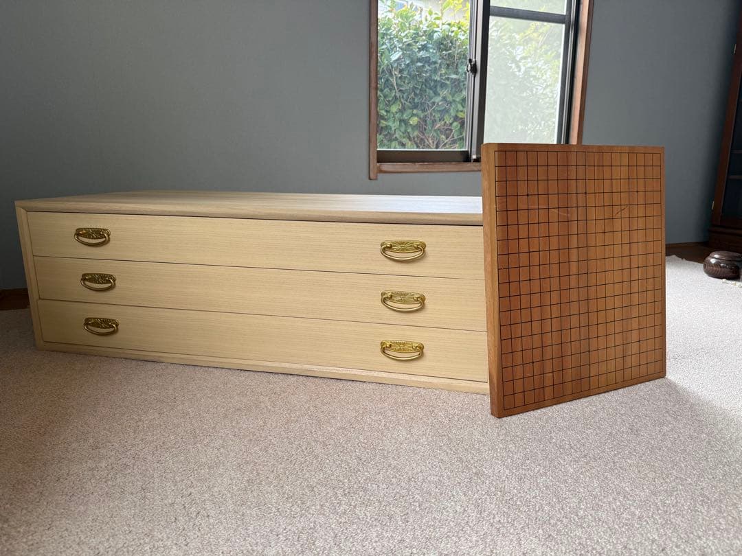 美品 桐箪笥 3段 金色の菊紋金具 和タンス 着物収納 ローチェスト