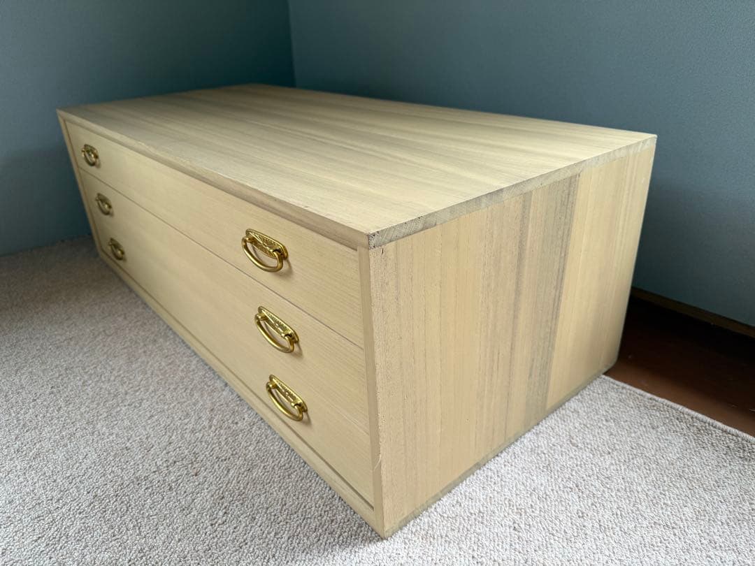 美品 桐箪笥 3段 金色の菊紋金具 和タンス 着物収納 ローチェスト