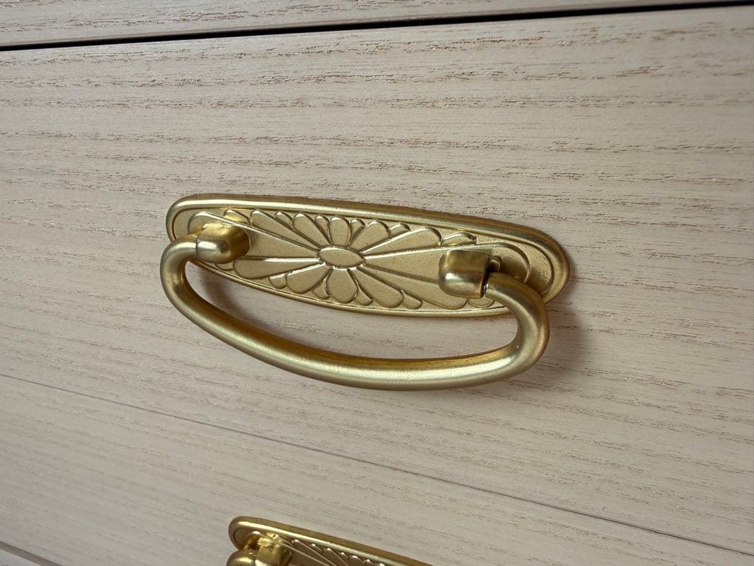 美品 桐箪笥 3段 金色の菊紋金具 和タンス 着物収納 ローチェスト